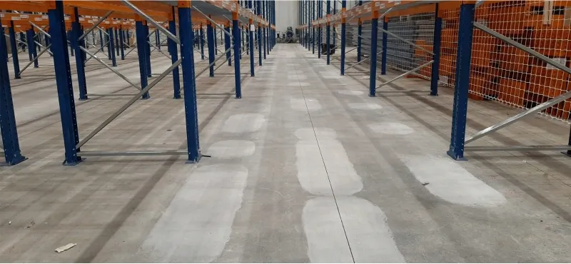 korrekcios1 Spot grinded VNA (Very Narrow Aisle) in a warehouse