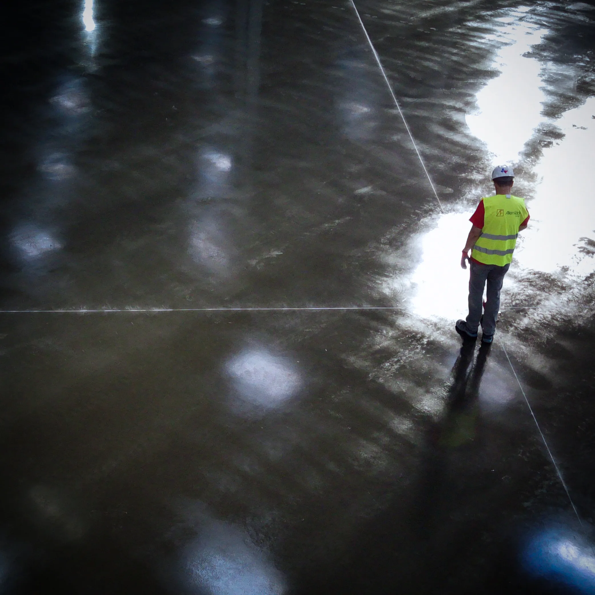 Using the D-meter to measure the industrial floor's flatness and levelness on a construction site in a hall